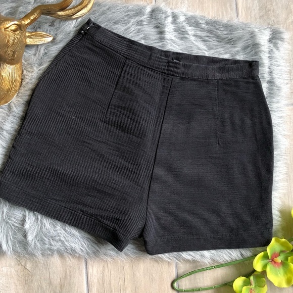 Topshop peekaboo Shorts in black. Size 4 - Picture 6 of 8